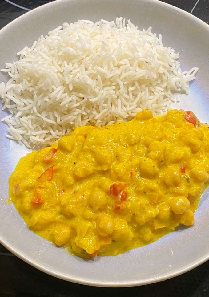 Una foto de Garbanzos en salsa de curry y mango con arroz basmati 🍚🥭