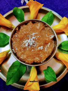 सिंघाड़े के आटे का हलवा (Singhade ke aate ka halwa recipe in Hindi) रेसिपी मुख्य फोटो