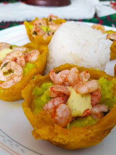 Una foto de Camarones en canastas de patacon 🍤