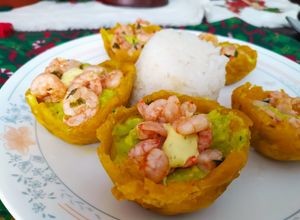 Una foto de Camarones en canastas de patacon 🍤