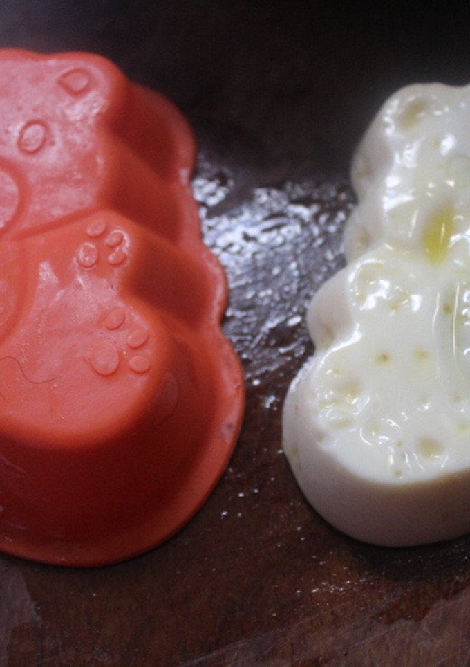 Una foto de Huevos cocidos al vapor con forma de muñeco