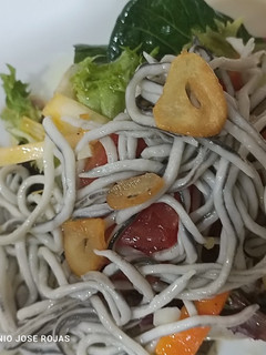 Una foto de Ensalada de gulas con verduras templadas