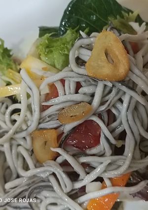Foto principal de Ensalada de gulas con verduras templadas