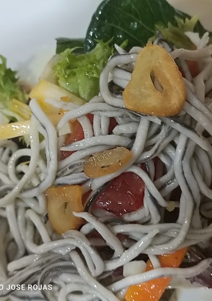 Una foto de Ensalada de gulas con verduras templadas