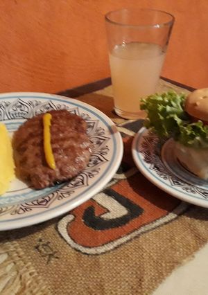 Una foto de Hamburguesas jugosas, deliciosas y caseras!!