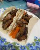 Tacos de verduras y milanesa de cerdo