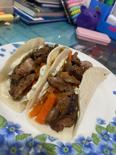 Una foto de Tacos de verduras y milanesa de cerdo