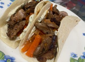 Una foto de Tacos de verduras y milanesa de cerdo