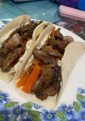 Una foto de Tacos de verduras y milanesa de cerdo