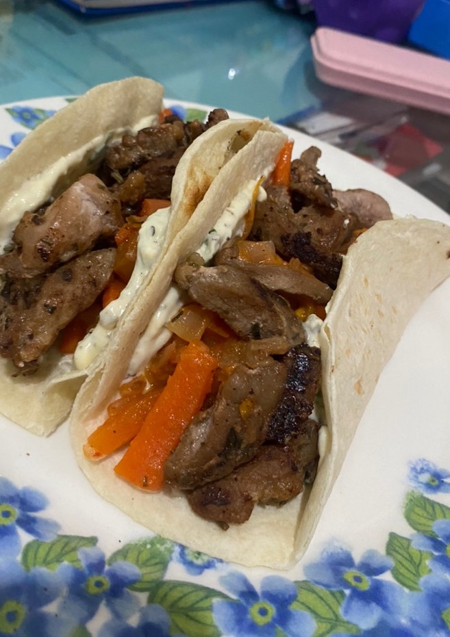 Una foto de Tacos de verduras y milanesa de cerdo