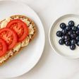 Tostado de Atún, Queso y Tomate con Yogur de Arándanos
