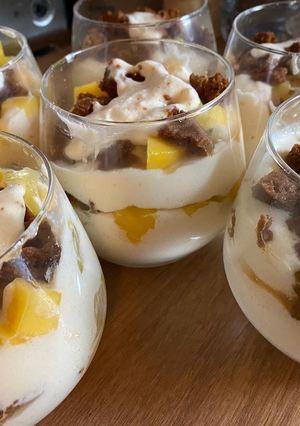 Une photo de Tiramisu exotique, mangue, kiwis jaunes et pinacolada