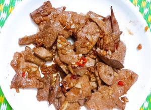 Hình của món Gan heo xào tỏi ớt.