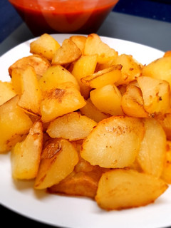 Una foto de Patatas bravas a lo rico 😅 Con aceite de girasol
