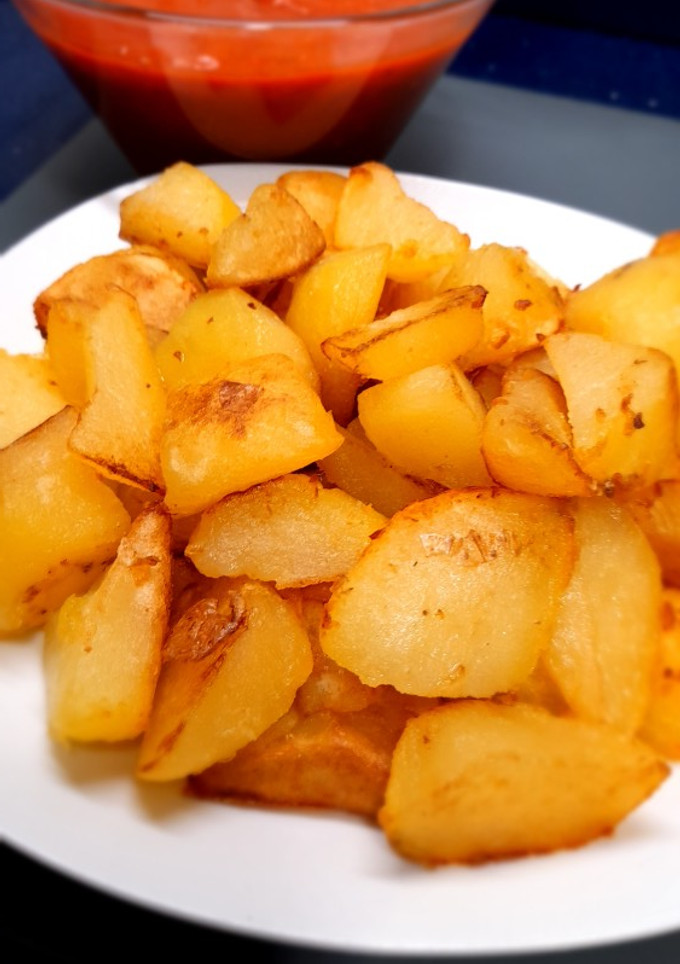 Una foto de Patatas bravas a lo rico 😅 Con aceite de girasol