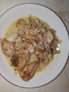 Una foto de Pollo en salsa con piñones y pasas