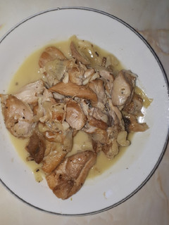 Una foto de Pollo en salsa con piñones y pasas