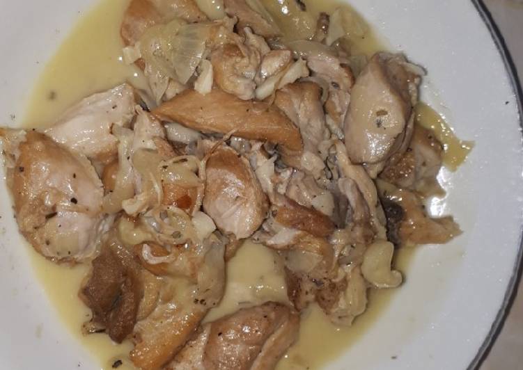 Pollo en salsa con piñones y pasas