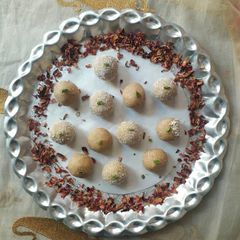 A picture of Til khas khas mawa ladoo.