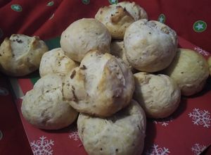 Una foto de Pancitos de grasa condimentados rellenos de jamón y queso