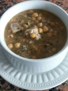 Una foto de Garbanzos con caballa