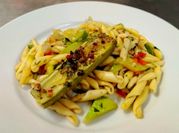 Una foto di trofie a zucchine