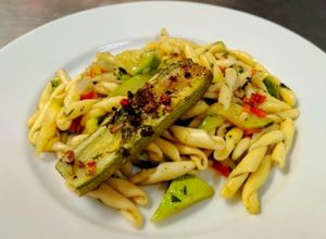 Foto di Strozzapreti Freschi con Zucchine e Pomodorini Freschi
