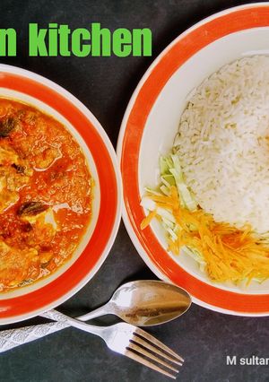 A picture of White rice and stew.