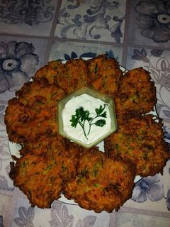 Cukkinis-répás-újhagymás lepénykék recept fotója
