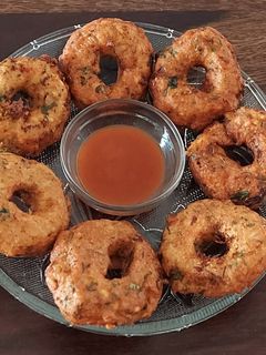 उडीद वडा रेसिपी (udid vada recipe in Marathi) रेसिपी चे मुख्य फोटो 