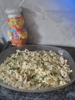 Una foto de Pasta con crema de verdeo y pollo 🍽