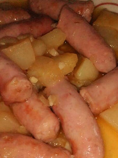 Una foto de Salchichas de pollo con patatas