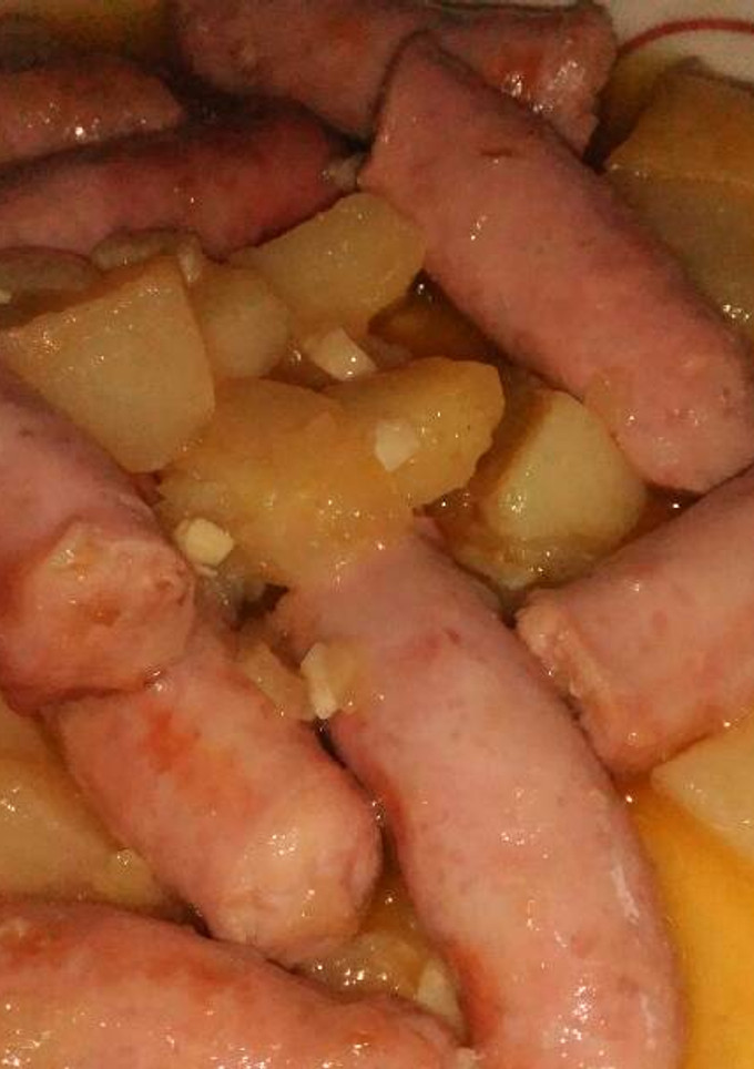 Una foto de Salchichas de pollo con patatas