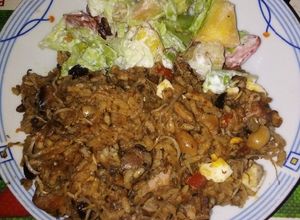 Una foto de Arroz tipo asiático, con ensalada de frutas