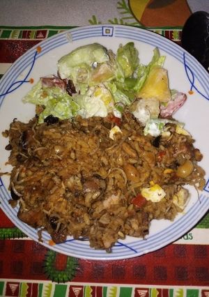 Una foto de Arroz tipo asiático, con ensalada de frutas