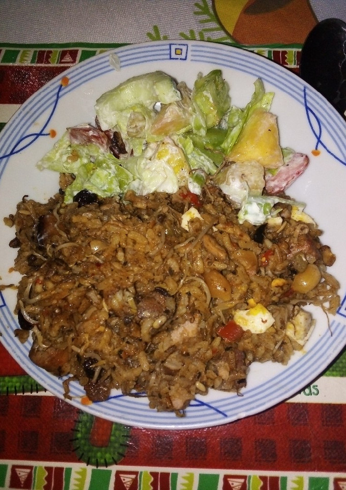 Una foto de Arroz tipo asiático, con ensalada de frutas
