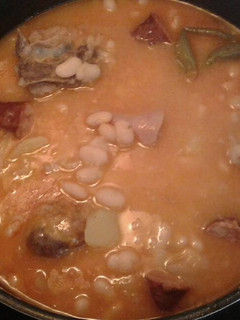 Una foto de Judías blancas con rabo de cerdo y chorizo