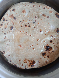 રોટલી (Rotli Recipe In Gujarati) રેસીપી મુખ્ય ફોટો