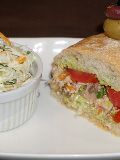 Una foto de Sándwich de ensalada de jurel en pan chapata