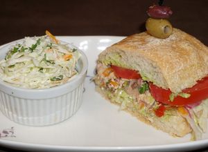 Una foto de Sándwich de ensalada de jurel en pan chapata