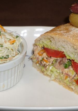 Una foto de Sándwich de ensalada de jurel en pan chapata