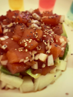 Una foto de Tartar de salmón con wasabi y pera