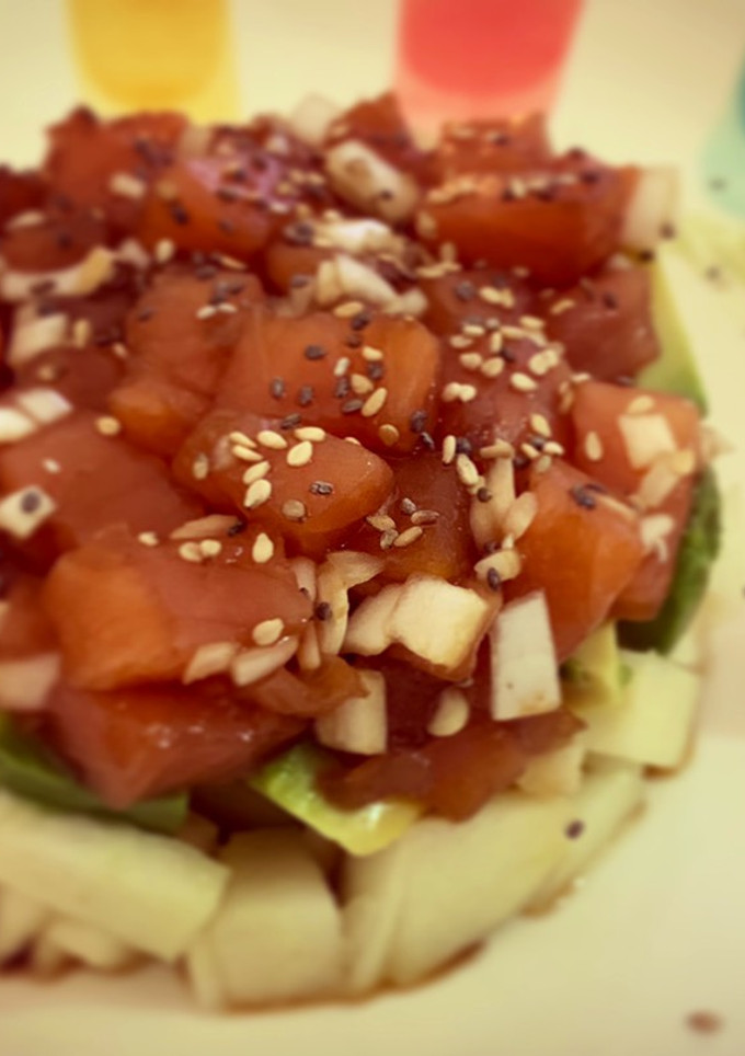 Una foto de Tartar de salmón con wasabi y pera