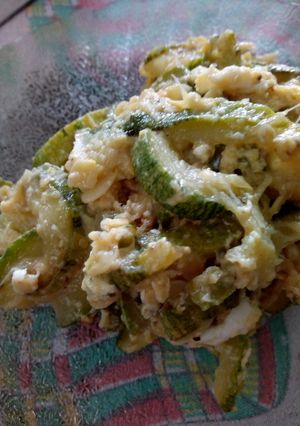 Una foto de Zuchinis revueltos con huevo