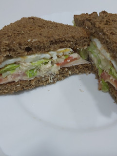 Una foto de Sándwich de pollo con pan de espelta 🥪