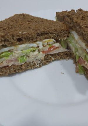 Una foto de Sándwich de pollo con pan de espelta 🥪