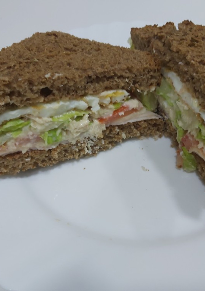 Una foto de Sándwich de pollo con pan de espelta 🥪