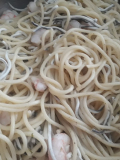 Una foto de Espaguetis con gulas y gambas