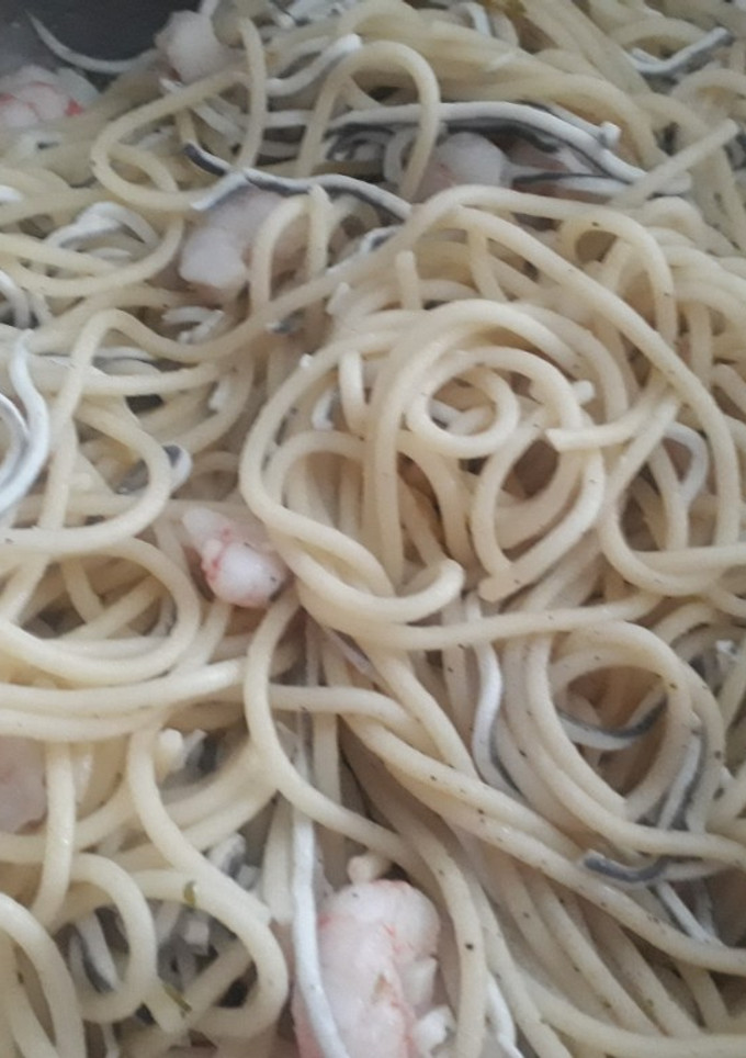 Una foto de Espaguetis con gulas y gambas