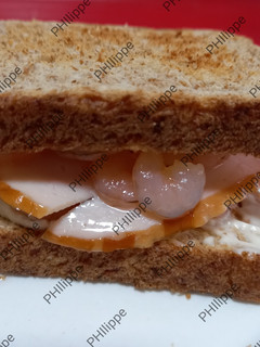 Una foto de Sándwich Colitas De Camarón y Jamón De Pavo